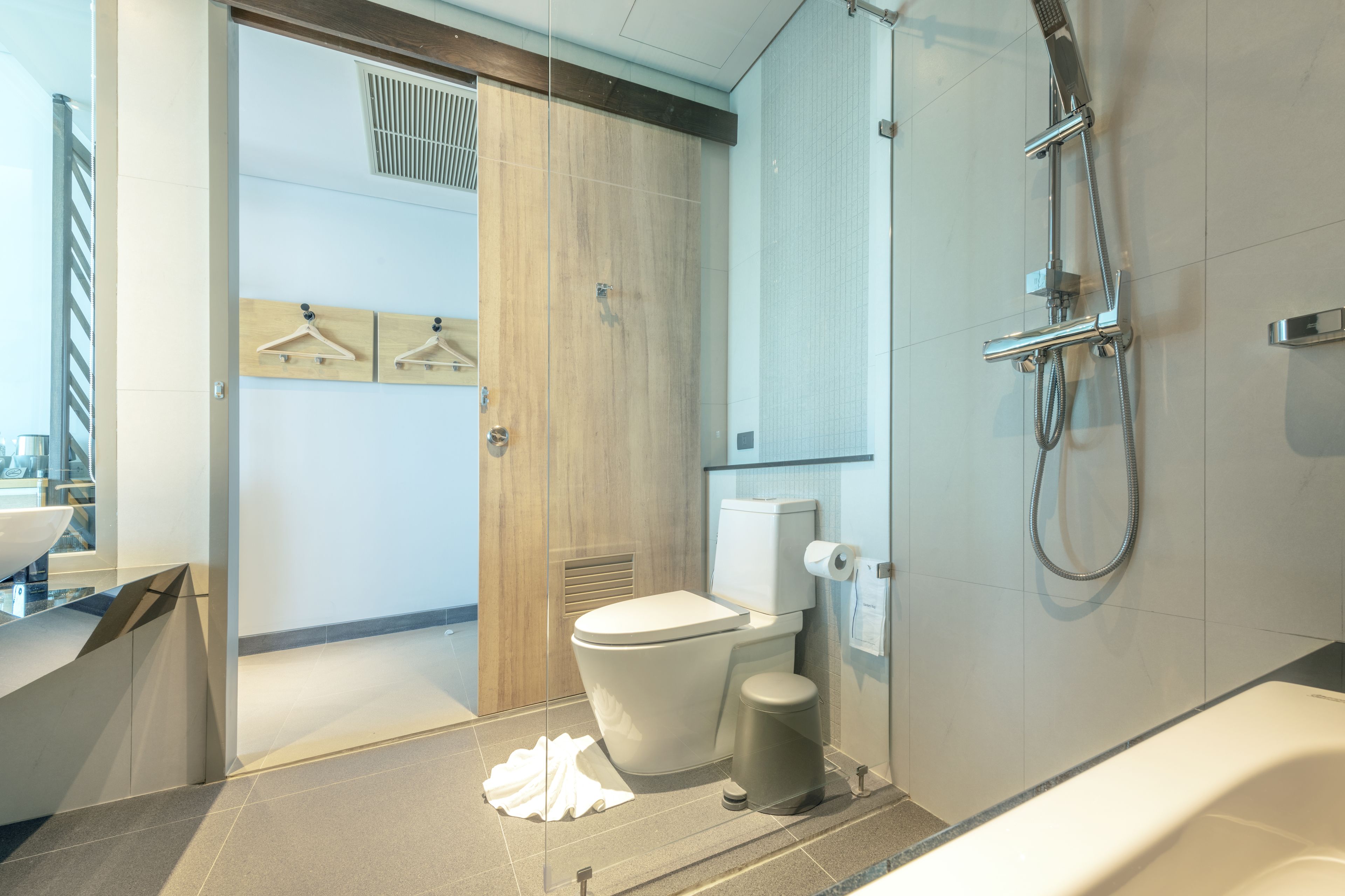 Une salle de bain moderne équipée de toilettes, d’une douche et d’un lavabo.