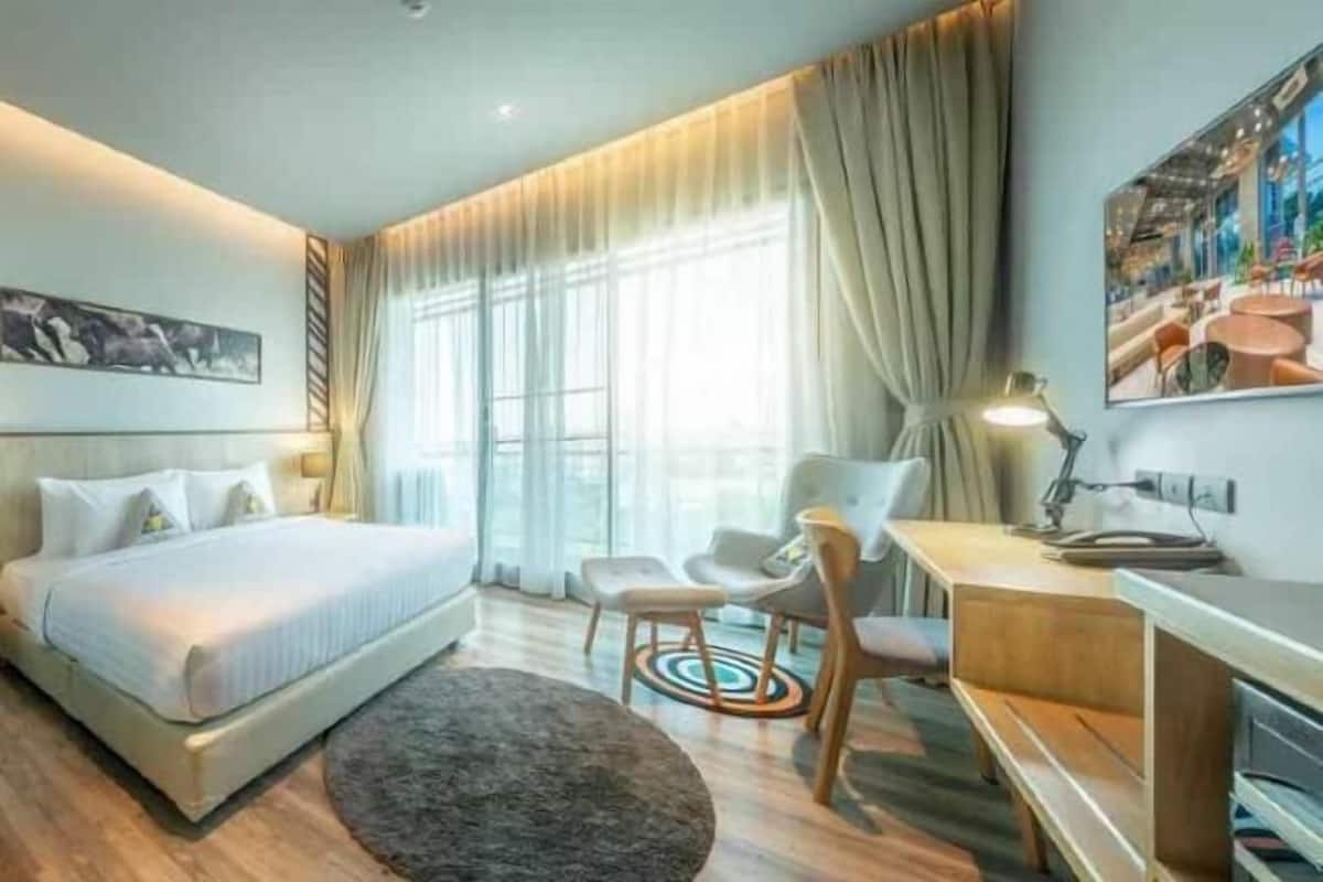 1 bedroom, in-room safe, desk, blackout curtains