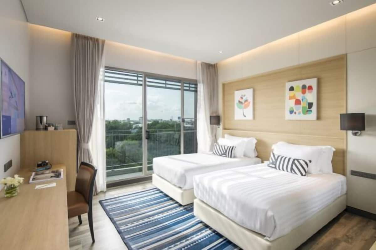 1 bedroom, in-room safe, desk, blackout curtains
