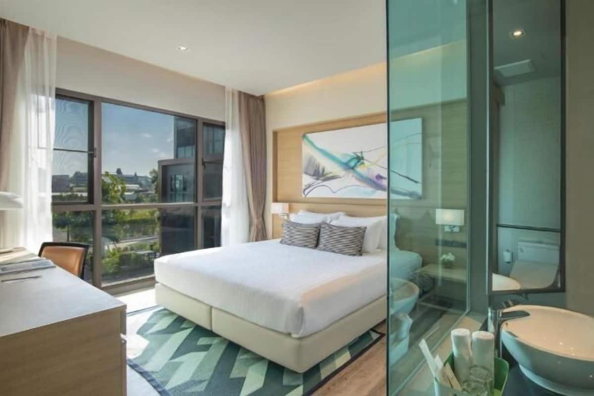 1 bedroom, in-room safe, desk, blackout curtains