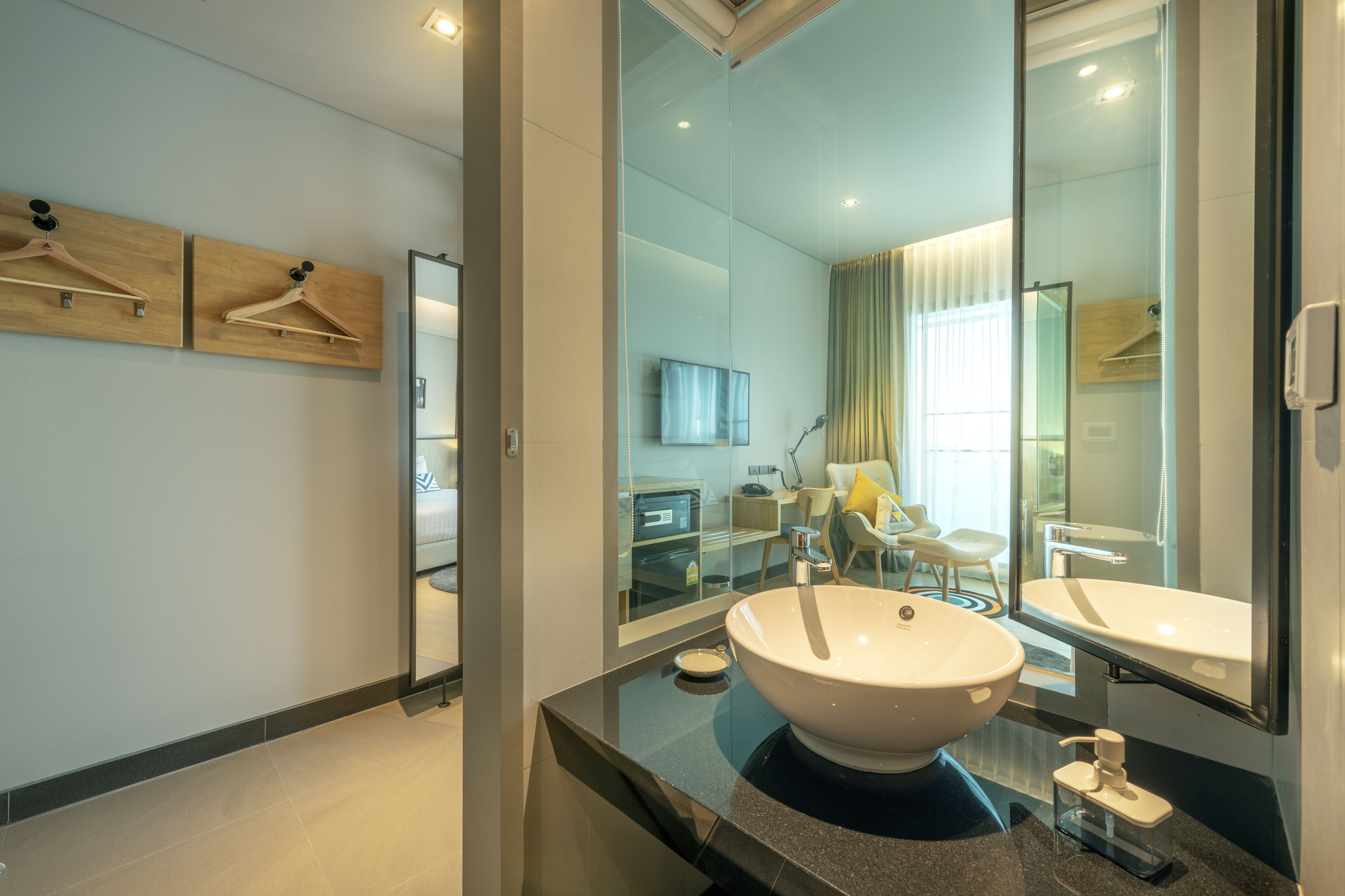 deluxe room | bathroom sink