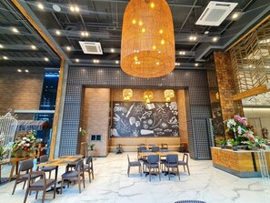 Se sirven desayunos, almuerzos, cenas y cocina local e internacional 