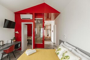 Panoramic-Vierbettzimmer, Balkon, Meerblick | Minibar, Zimmersafe, Schreibtisch, Verdunkelungsvorhänge