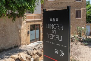 Señal que indica 'Dimora dei Templi', con servicios de alojamiento y desayuno.