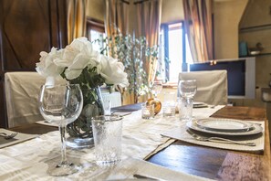 Superior-Apartment | Essbereich im Zimmer