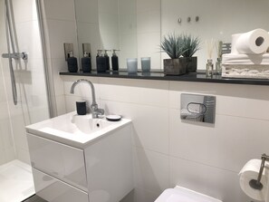 Apartment, 1 Bedroom | Bathroom | Shower, free toiletries, towels, shampoo - Cosy One Bedroom Apartment By Creatick (Reading)