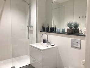 Apartment, 1 Bedroom | Bathroom | Shower, free toiletries, towels, shampoo