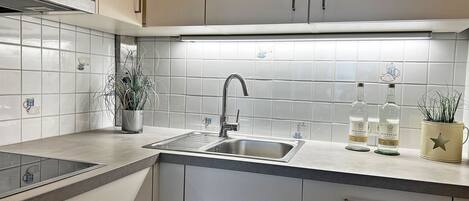 Køleskab, ovn, opvaskemaskine, højstol