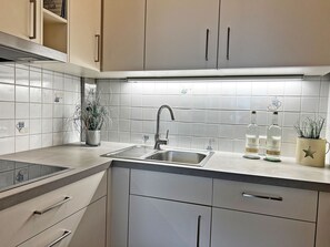 Kühlschrank, Ofen, Geschirrspüler, Hochstuhl