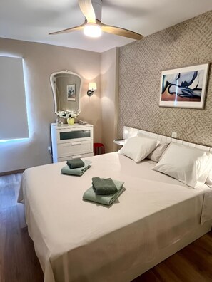 1 dormitorio, tabla de planchar con plancha, wifi y ropa de cama