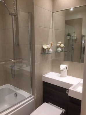 Apartment, 1 Bedroom | Bathroom - Modern Apartment By Creatick (Reading)