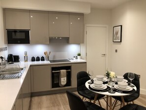 Lägenhet - 1 sovrum | Eget kök | Kylskåp, mikrovågsugn, ugn och spishäll
