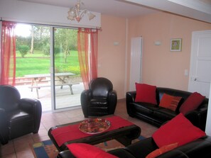 Smart TV, DVD player, pebolim, mesa de pingue-pongue