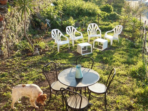 vue panoramique mer montangne terrasse jardin dans maison de caractere