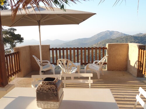 vue panoramique mer montangne terrasse jardin dans maison de caractere