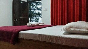 Down duvets, blackout curtains, soundproofing, free WiFi - International Youth Club - Hostel (Dharamshala)