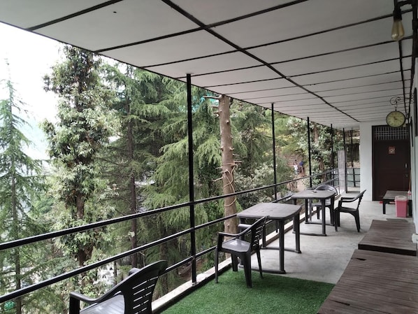 Terrace/patio - International Youth Club - Hostel (Dharamshala)