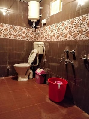 Shower, rainfall showerhead - International Youth Club - Hostel (Dharamshala)