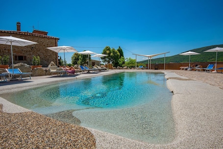 Una piscina al aire libre. Casa Vacanze Le Case