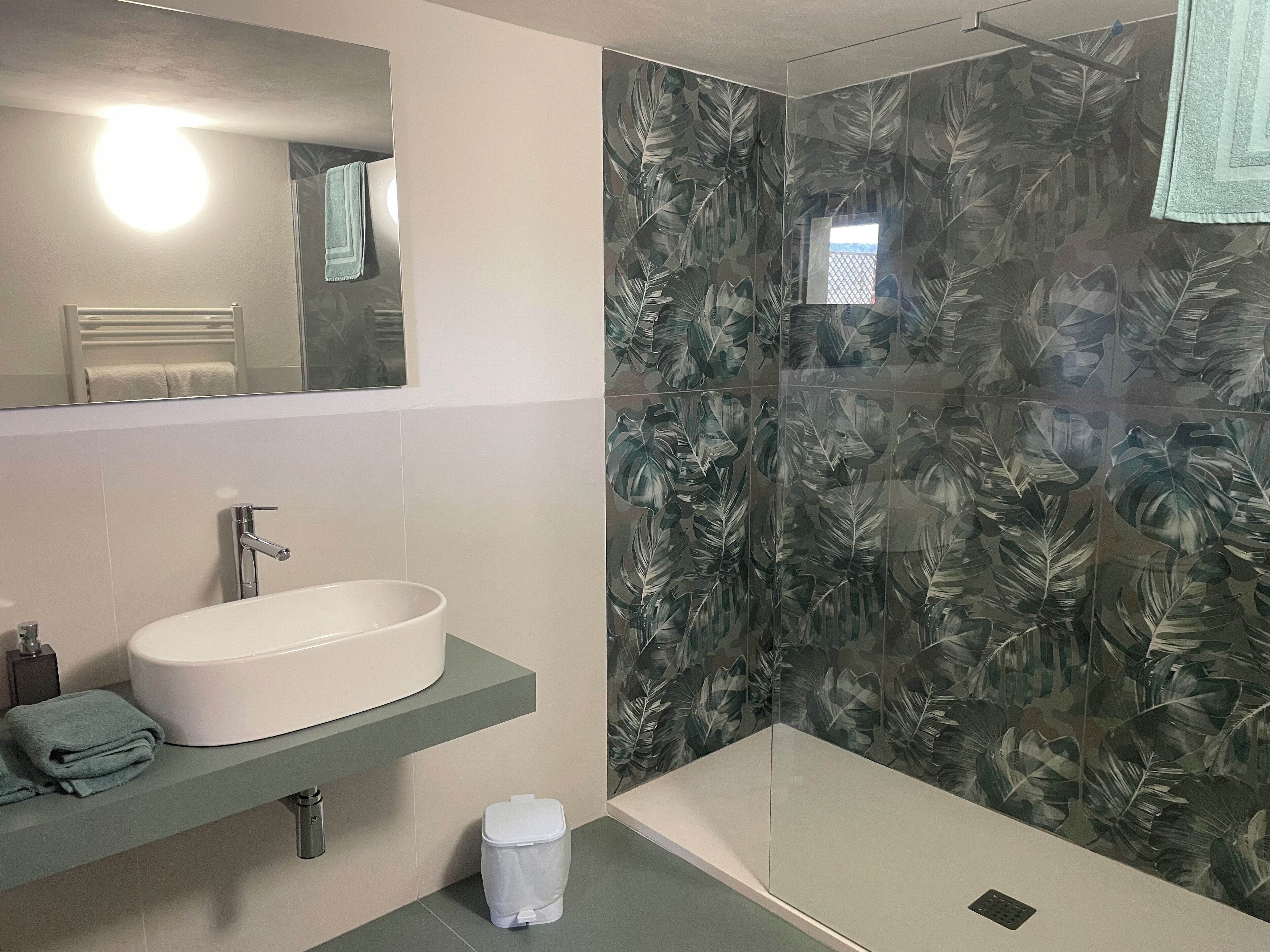 Deluxe-Doppelzimmer | Badezimmer | Dusche, Haartrockner, Bidet, Handtücher