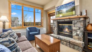 Een televisie, een open haard en een dvd-speler