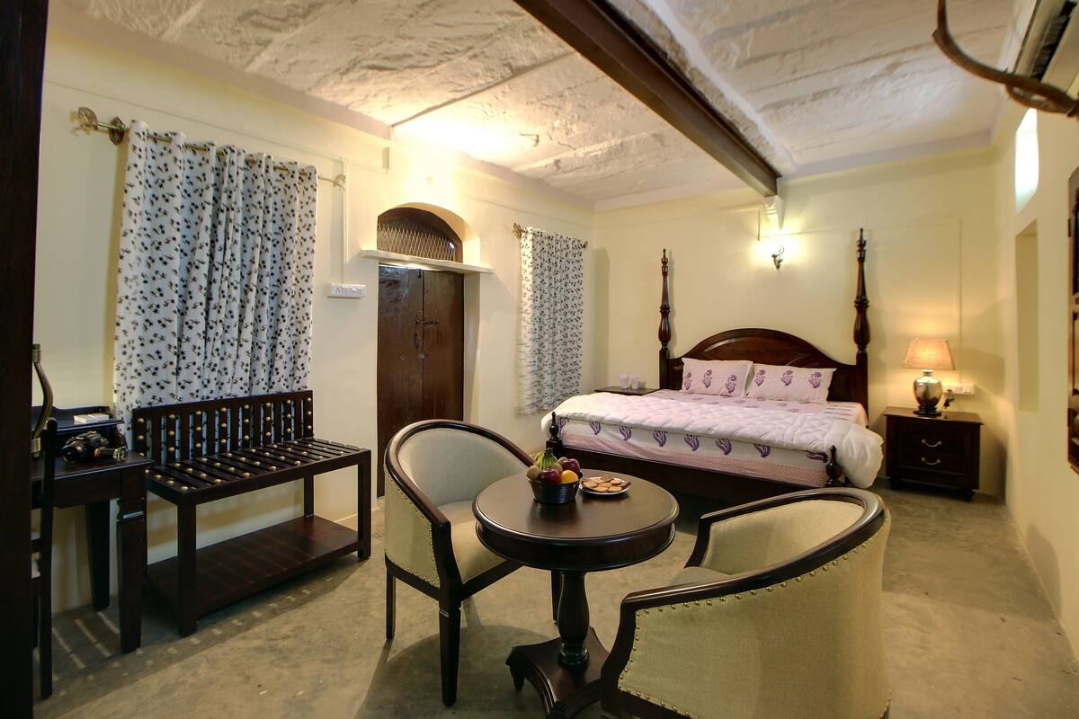 Heritage Deluxe Room | Desk, free WiFi