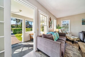 Smart TV, fireplace, table tennis, books - BB:~WalktoBeach/Boardwalk/Town/Café/Cove/Golf/Pub~HotTub~Bikes~PingPong~DogsOK~ (Seaside)