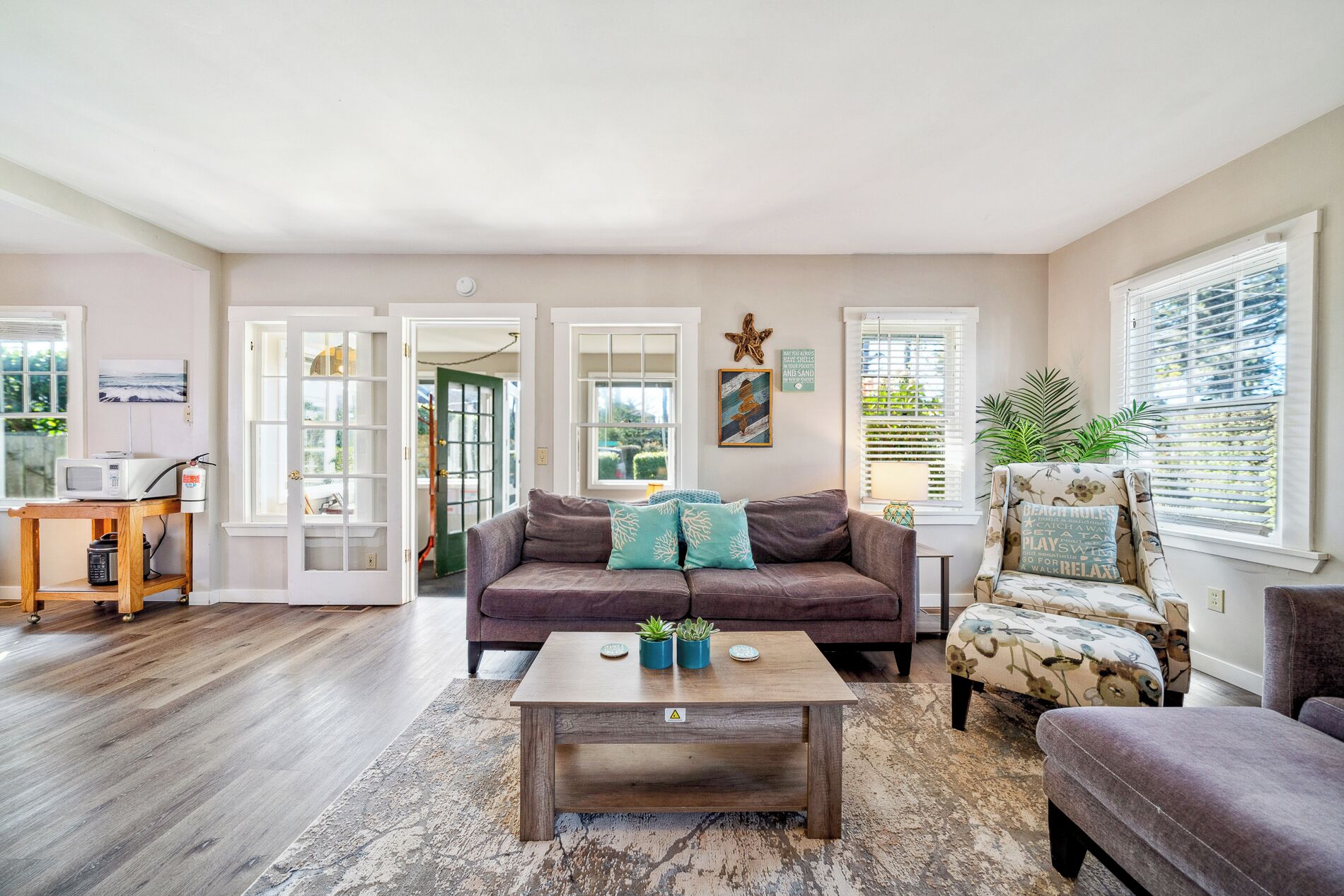 Älytelevisio, takka, pöytätennispöytä, kirjoja