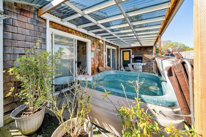 BB:}~WalktoBeach/Boardwalk/Town/Café/Cove/Golf/Pub~HotTub~Bikes~PingPong~DogsOK~