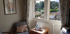 标准双床房, 2 张单人床 | 特色装修、特色家居、遮光窗帘、熨斗/熨板