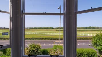 Chambre Triple Standard, 3 lits une place, vue golf | Vue sur le parcours de golf