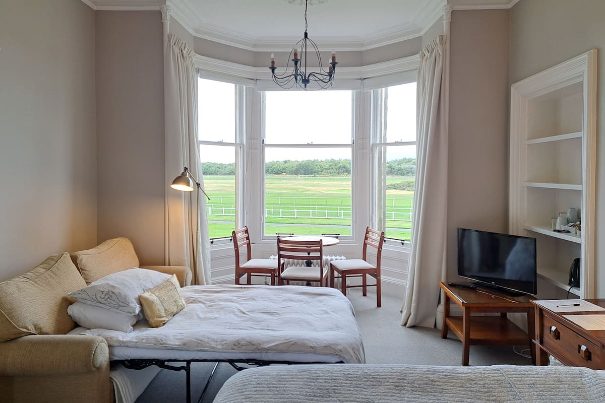 بديكورات فريدة لكل غرفة وطراز فريد لكل وحدة وستائر تعتيم ومكواة/لوح كي