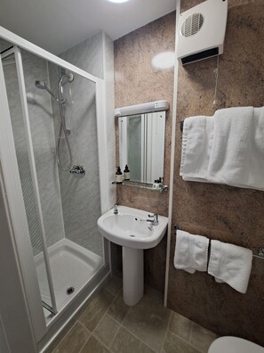 Chambre Standard avec lits jumeaux, 2 lits jumeaux | Salle de bain | Séchoir à cheveux, savon, shampooing, papier de toilette