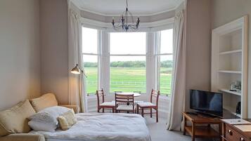 Decoración personalizada, muebles diferentes y cortinas blackout