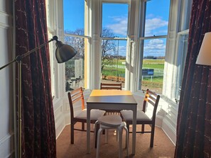 Familierom, flere senger, utsikt mot golfbane | Individuelt dekorert, individuelt innredet og blendingsgardiner