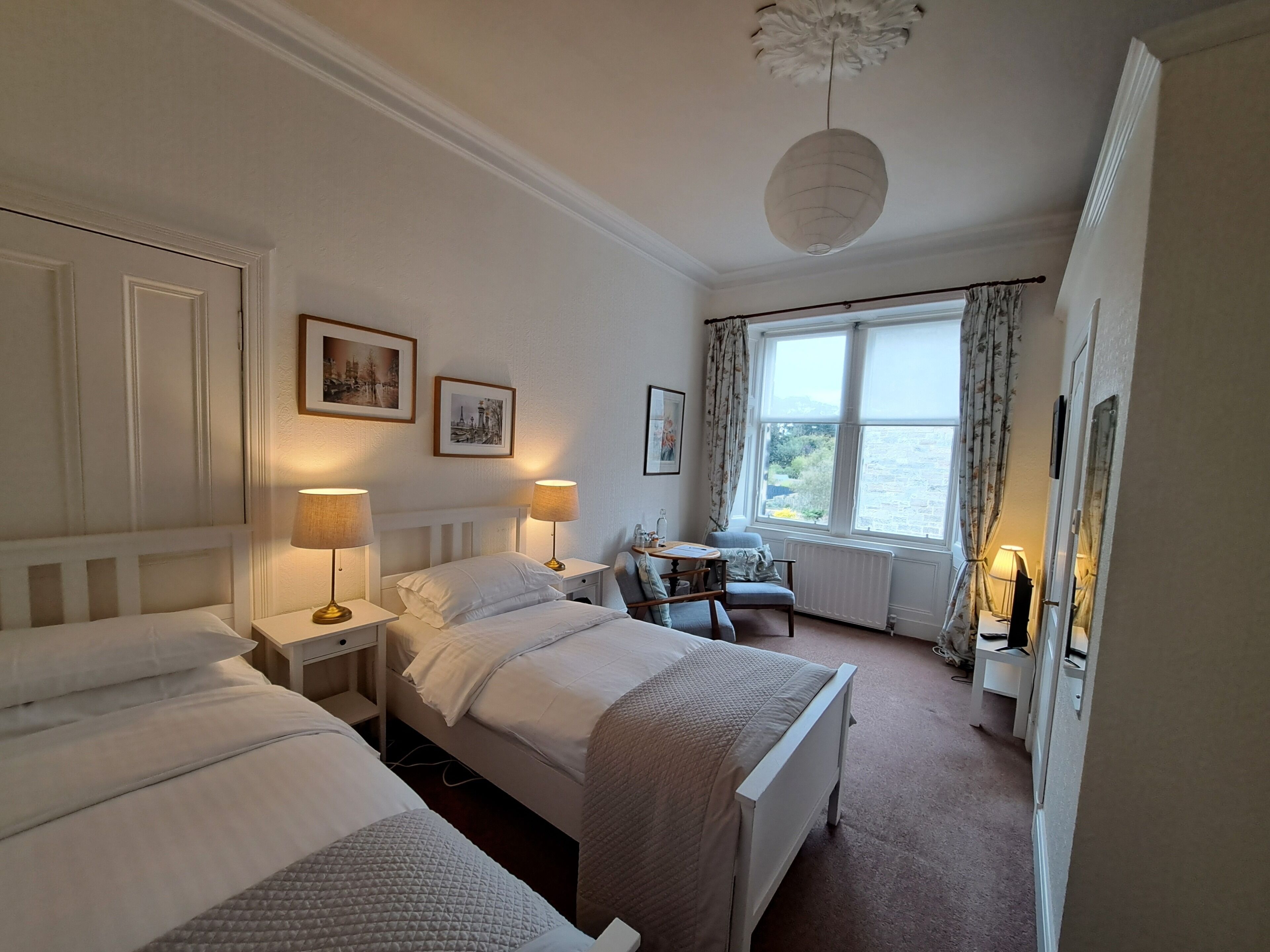 بديكورات فريدة لكل غرفة وطراز فريد لكل وحدة وستائر تعتيم ومكواة/لوح كي