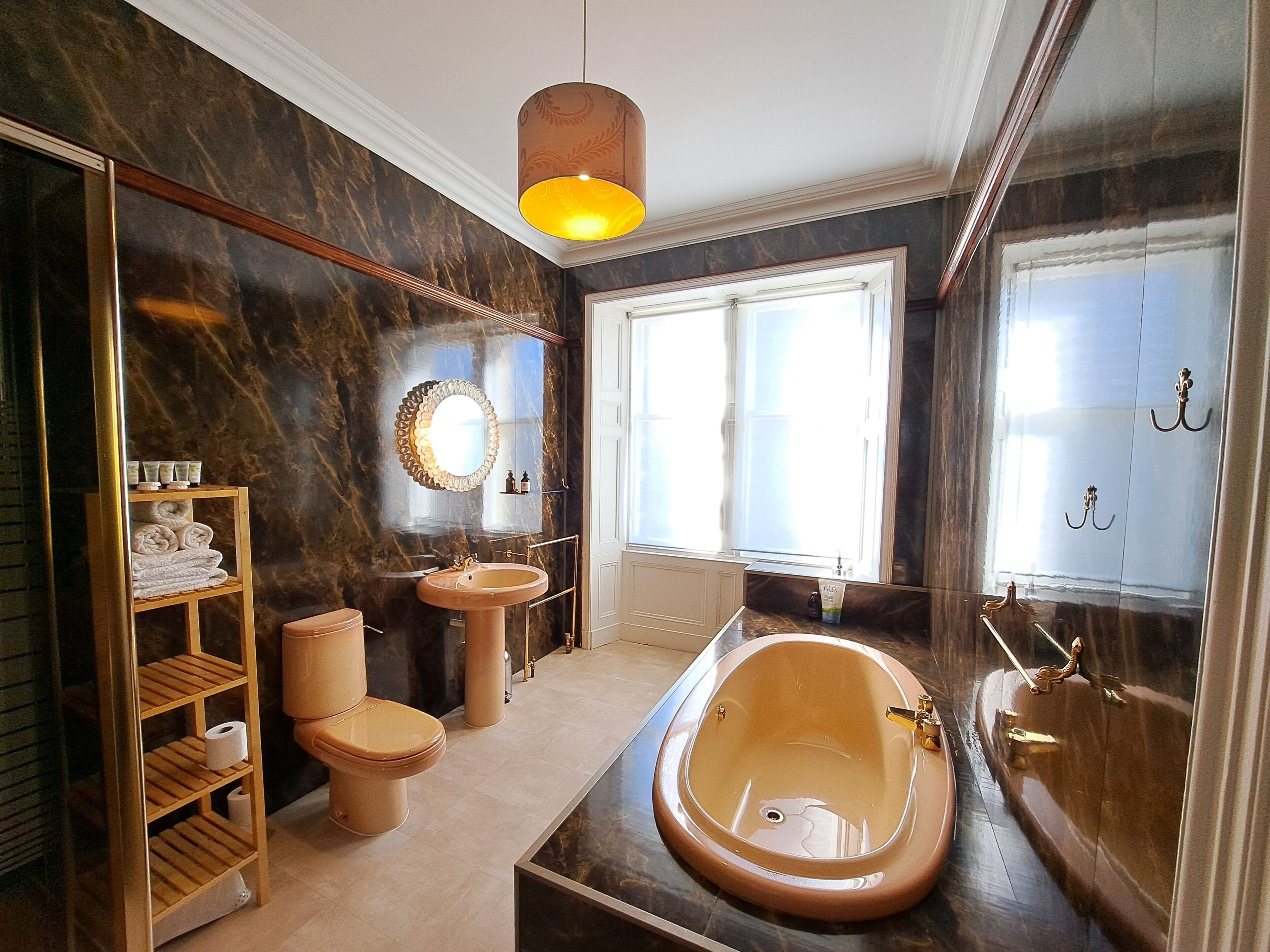 家庭房, 多张床, 高尔夫景观 | 浴室 | 淋浴设施、免费洗浴用品、吹风机、毛巾