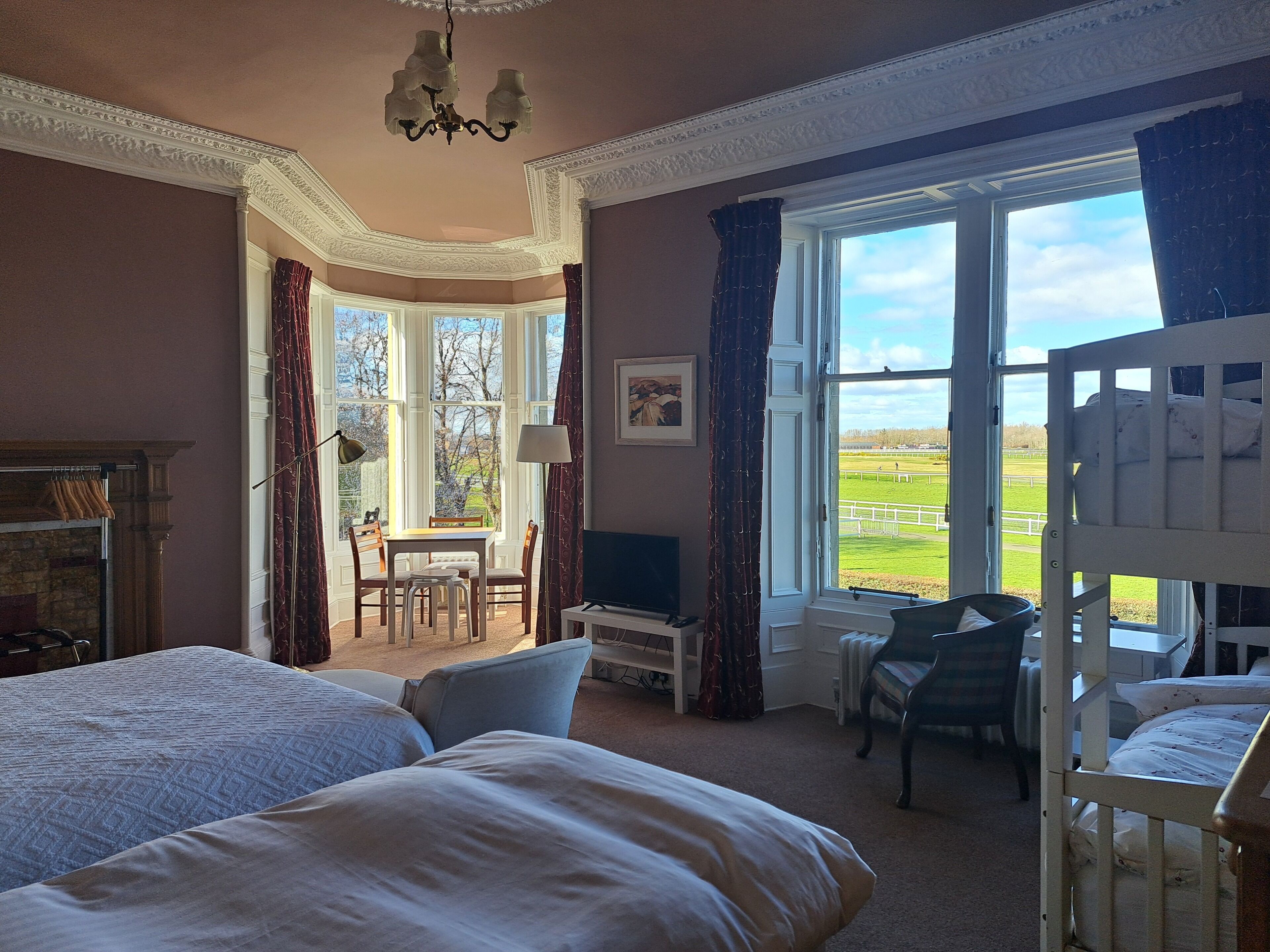 بديكورات فريدة لكل غرفة وطراز فريد لكل وحدة وستائر تعتيم ومكواة/لوح كي