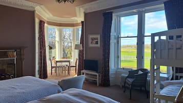 Familierom, flere senger, utsikt mot golfbane | Individuelt dekorert, individuelt innredet og blendingsgardiner