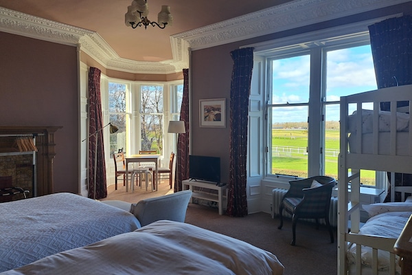 Familiekamer, meerdere bedden, uitzicht op golfbaan | Individueel gedecoreerd, individueel gemeubileerd