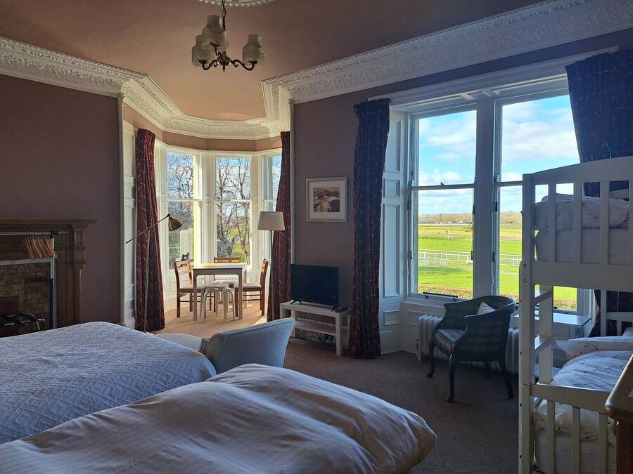 Familierom, flere senger, utsikt mot golfbane | Individuelt dekorert, individuelt innredet og blendingsgardiner