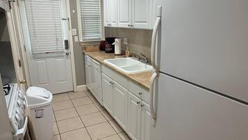 Coffee/tea maker, fridge, microwave, oven