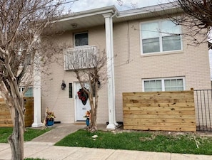 Exterior - Montrose Hist Dist- Welcoming 2 BR apartment (Houston)