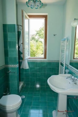 Douche, douche à « effet pluie », articles de toilette gratuits