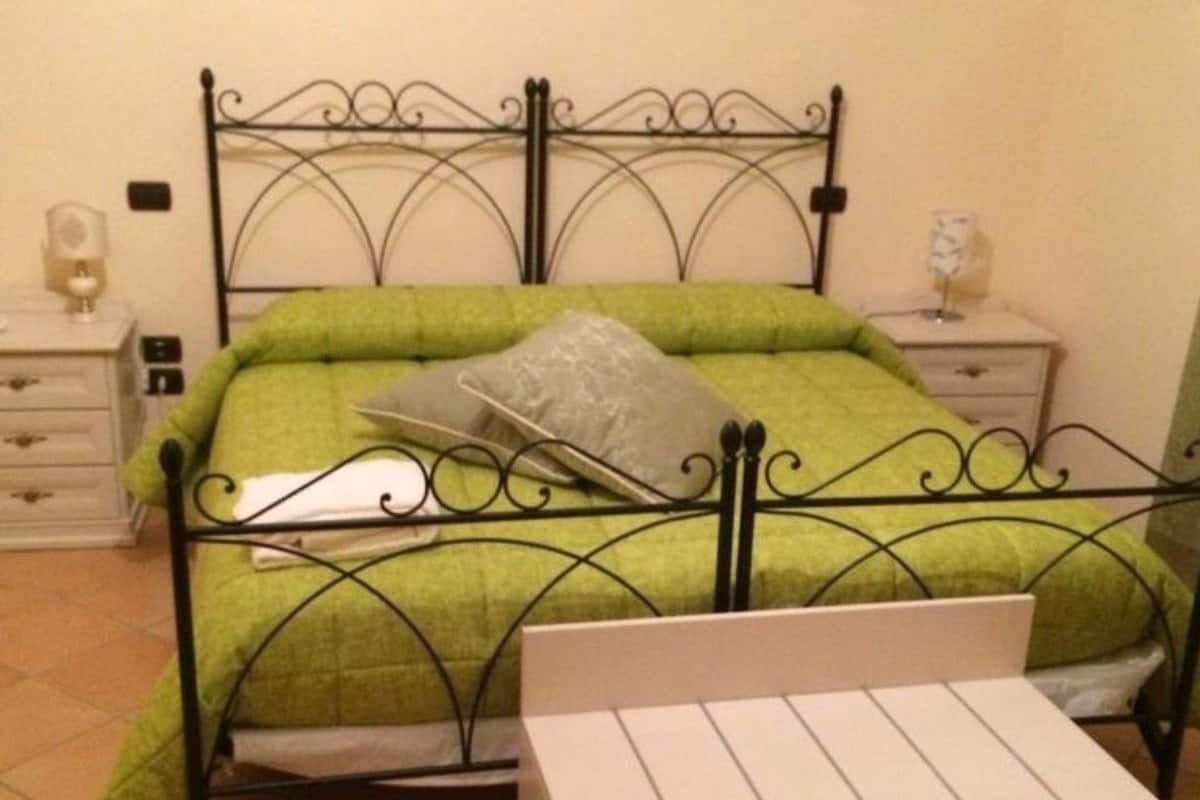 Vierpersoonskamer, privébadkamer (not in room) | Een bureau, gratis wifi