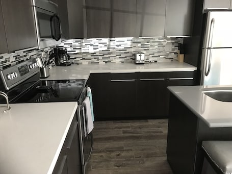 Fridge, microwave, oven, stovetop. Completely Remodeled Full House 2 Blocks From Lambeau Field
