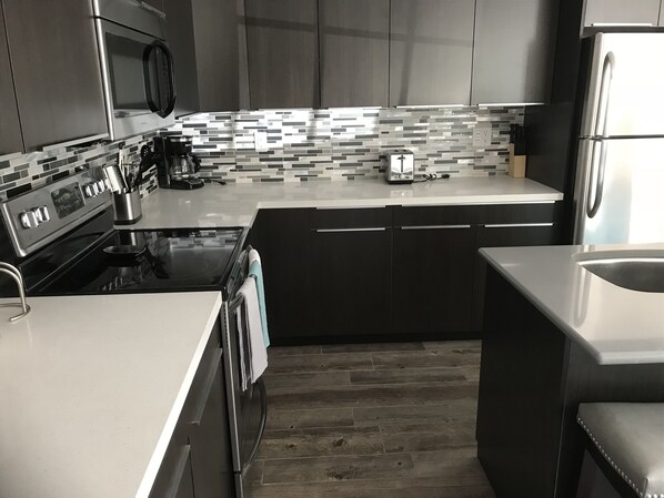 Een koelkast, een magnetron, een oven, een kookplaat