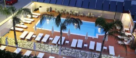 시즌별로 운영되는 야외 수영장