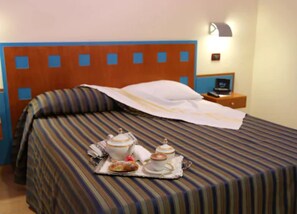 Brankas, meja kerja, tempat tidur bayi gratis, dan Wi-Fi gratis