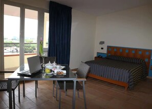 In-room safe, desk, free cribs/infant beds, free WiFi - Hotel Resort Il Panfilo (Giugliano in Campania)